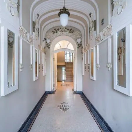 Outstanding In Center * Praga