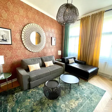 Outstanding In Center Daire *