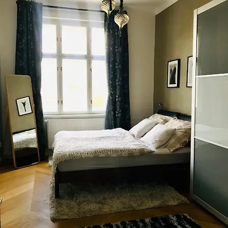 Outstanding In Center Daire *