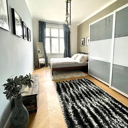 Outstanding In Center Daire *