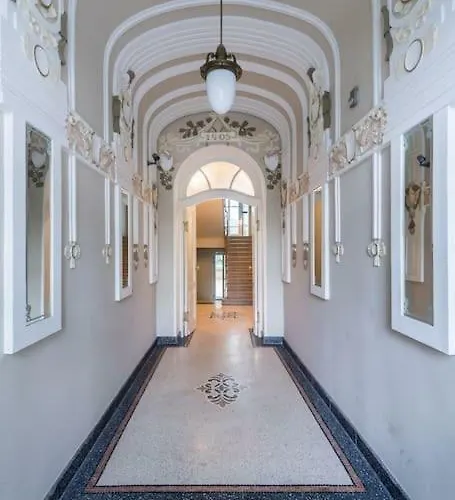 Outstanding In Center * Prag